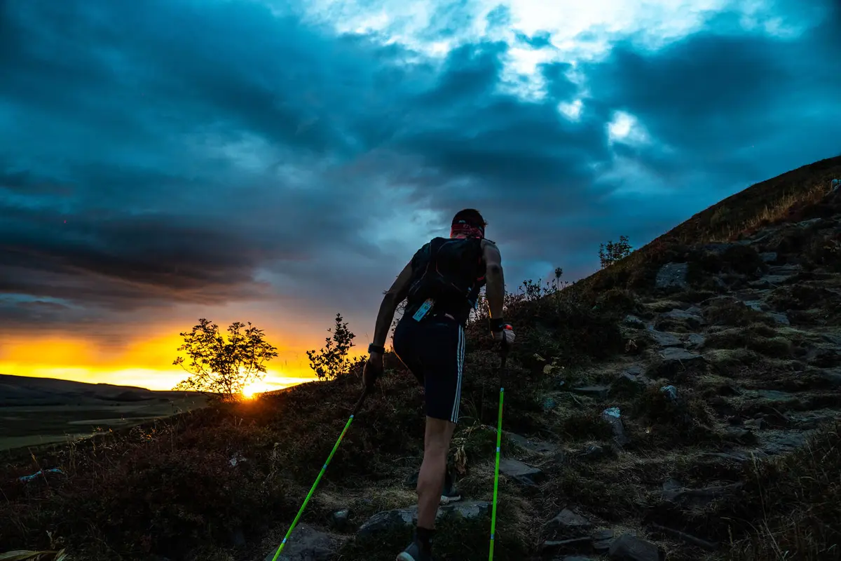 Coureur au lever du soleil sur un trail — photo seule