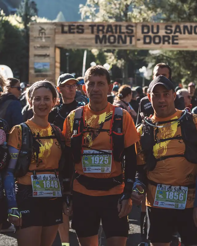 Coureurs au départ des Trails du Sancy au Mont-Dore, dossards sur la poitrine