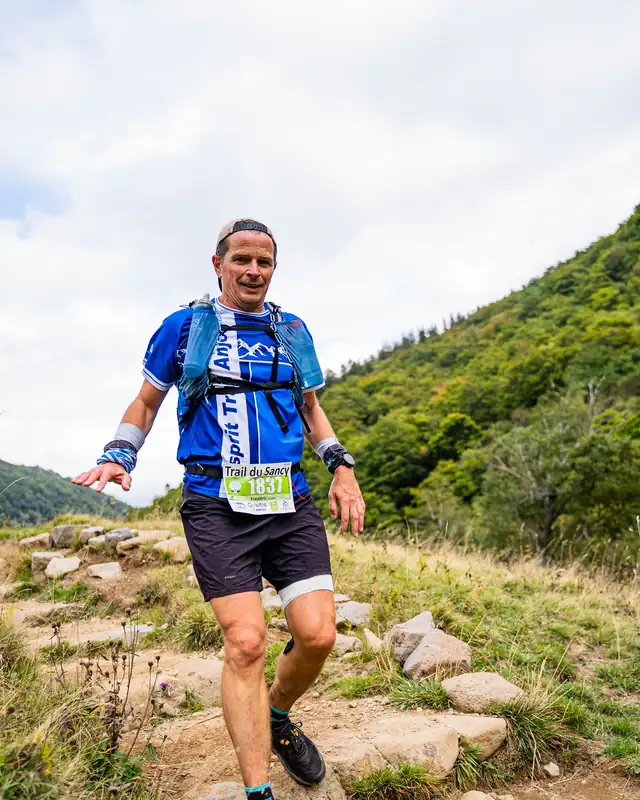 Coureur du Trail du Sancy dans une descente rocheuse, dossard 1831